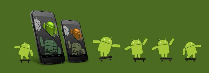 Symbolbild Android-Männchen und 2 Smartphones
