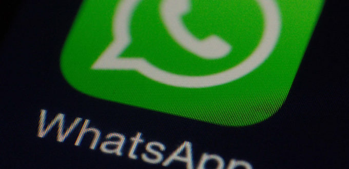 Symbolbild WhatsApp - App auf Smartphonebildschirm